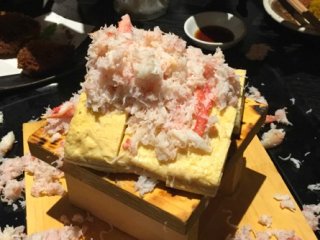 ストップを掛けるまで蟹をぶっかけ！名物メニューは注文必須の北海道酒場の記事で紹介されました