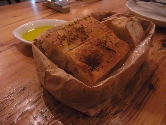 ディナーの自家製パンが主役級に美味しい都内レストラン３選