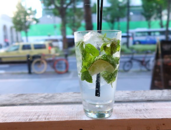 女子の一人飲みにおすすめ！大阪でお一人様で入りやすいサク飲み処20選の記事で紹介されました