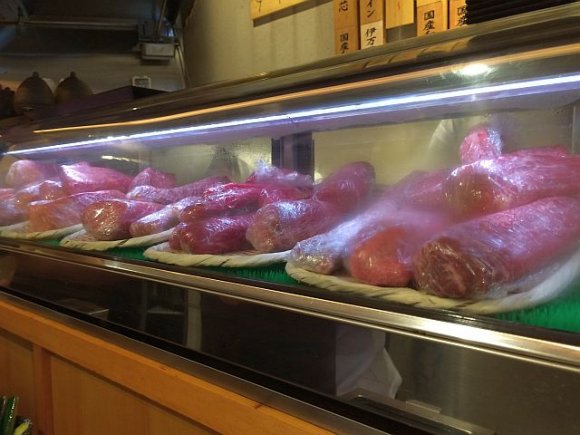 寿司屋風カウンターに並べられた肉