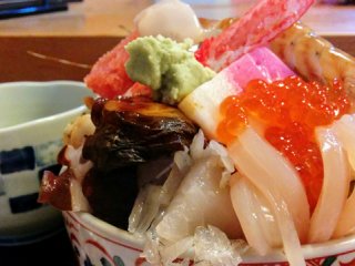 海鮮丼は値段以上のボリューム！コリッコリの活あわびも味わえる寿司屋の記事で紹介されました