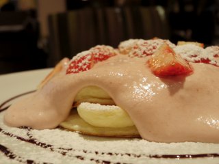 今冬限定！苺たっぷりピンククリームのパンケーキ：高倉町珈琲の記事で紹介されました