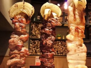 しっとりジューシーな薪焼き肉を堪能！洋風串焼きが豪快で美味しい肉バルの記事で紹介されました