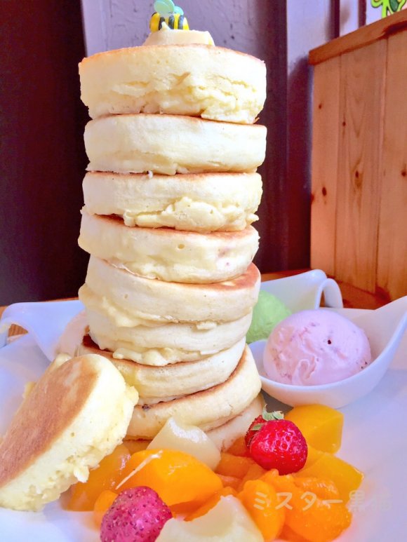 名古屋市「はちの巣カフェ」 ボリューム満点の10段パンケーキが大人気の画像