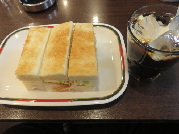 サンドイッチとコーヒーがテーブルの上に置かれている