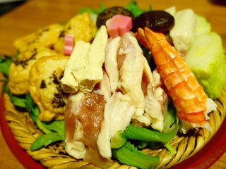 湯葉に生麩に京野菜。京都グルメたっぷりの鍋をお座敷で味わう