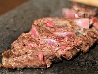 豪快な塊肉を自分好みの焼き加減で！とにかく肉が旨いパリ発肉ビストロの記事で紹介されました