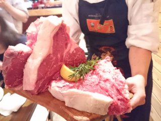 肉の饗宴！巨大ブラックアンガス牛や豚肩ロース塊肉が豪快なイタリアンの記事で紹介されました